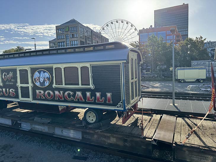 Roncalli kommt ab 14.10.2023 wieder nach München, am 11.10. trafen die Wagen mit dem Zug ein (©Foto: Martin Schmitz)